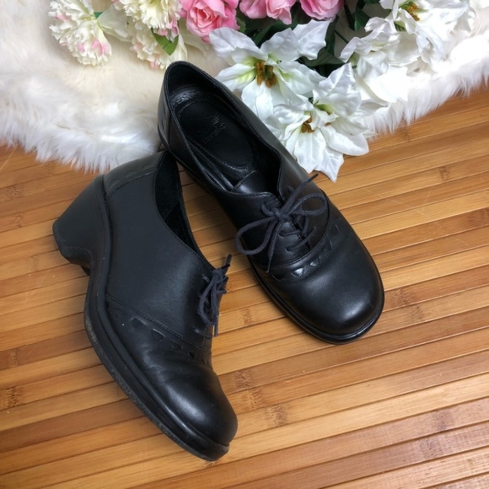 Dansko Black Anisette Leather heeled Oxford shoes